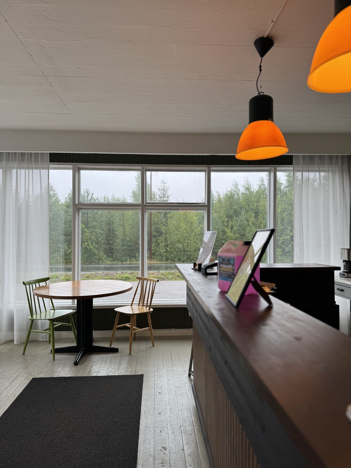 Mehtälä Rentalin asiakastila ja tiski